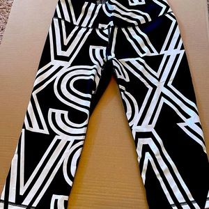Victoria’s Secret Sport Capri length logo leggings